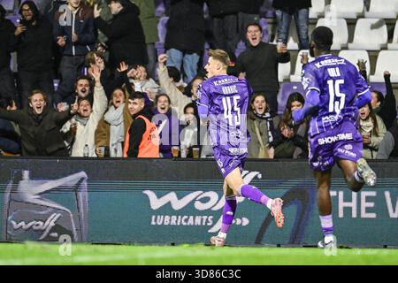 Antwerpen, Belgien. November 2025. Beerschot's Ensar Brahic feiert nach einem Torschuss während eines Fußballspiels zwischen Beerschot VA und RFC Lüttich am Freitag, den 28. November 2025 in Antwerpen, am 15. Tag der zweiten Liga der Challenger Pro League 2025-2026 1B der belgischen Meisterschaft. BELGA FOTO TOM GOYVAERTS Credit: Belga Nachrichtenagentur/Alamy Live News Stockfoto