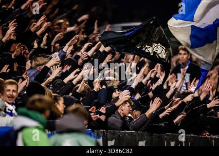Zwolle, Niederlande. November 2025. ZWOLLE, NIEDERLANDE - 28. NOVEMBER: Fans winkten während des niederländischen Eredivisie-Spiels zwischen PEC Zwolle und SC Heerenveen im MAC3PARK Stadion am 28. November 2025 in Zwolle, Niederlande. (Foto: Broer van den Boom/Orange Pictures) Credit: Orange Pics BV/Alamy Live News Stockfoto