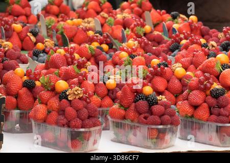 Заголовок Himbeeren und Brombeeren auf einem Marktstand. Stockfoto