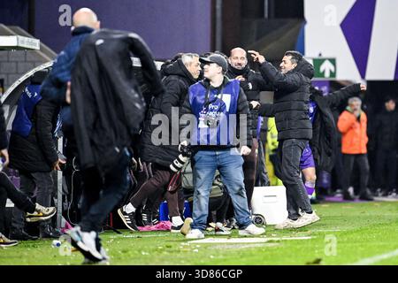 Antwerpen, Belgien. November 2025. Beerschots Cheftrainer Mohamed Messoudi feiert den Sieg eines Fußballspiels zwischen Beerschot VA und RFC Lüttich am Freitag, den 28. November 2025 in Antwerpen, am 15. Tag der zweiten Liga der Challenger Pro League 2025-2026 1B der belgischen Meisterschaft. BELGA FOTO TOM GOYVAERTS Credit: Belga Nachrichtenagentur/Alamy Live News Stockfoto