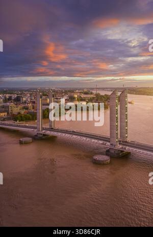 Blick aus der Vogelperspektive auf die Brücke Pont Jacques Chaban-Delmas über den Fluss Garonne im warmen Glanz der untergehenden Sonne, Bordeaux, Nouvelle-Aquitaine, Stockfoto