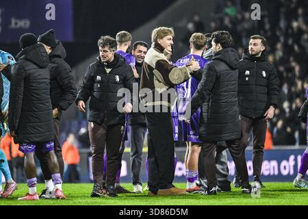 Antwerpen, Belgien. November 2025. Beerschot's Bas Van den Eynden feiert nach dem Sieg eines Fußballspiels zwischen Beerschot VA und RFC Lüttich am Freitag, den 28. November 2025 in Antwerpen, am 15. Tag der zweiten Liga der Challenger Pro League 2025-2026 1B der belgischen Meisterschaft. BELGA FOTO TOM GOYVAERTS Credit: Belga Nachrichtenagentur/Alamy Live News Stockfoto