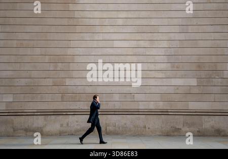 London, UK - 4. November 2025: Menschen gehen in die City of London Stockfoto