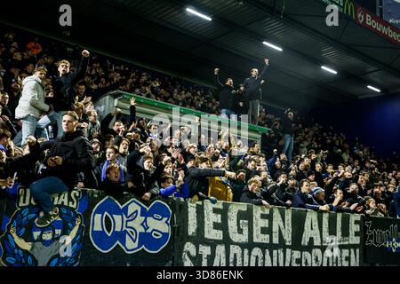 Zwolle, Niederlande. November 2025. ZWOLLE, NIEDERLANDE - 28. NOVEMBER: Fans von PEC Zwolle feiern am 28. November 2025 im MAC3PARK Stadion im niederländischen Eredivisie-Spiel zwischen PEC Zwolle und SC Heerenveen. (Foto: Broer van den Boom/Orange Pictures) Credit: Orange Pics BV/Alamy Live News Stockfoto