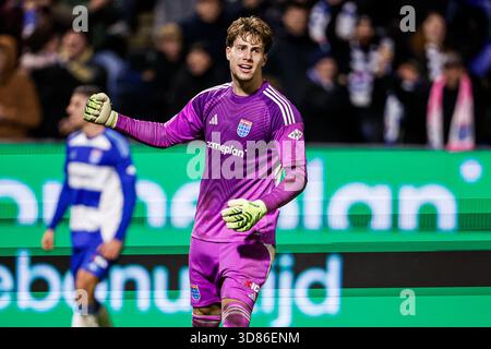 Zwolle, Niederlande. November 2025. ZWOLLE, NIEDERLANDE - 28. NOVEMBER: Torhüter Tom de Graaff von PEC Zwolle feiert den Sieg beim niederländischen Eredivisie-Spiel zwischen PEC Zwolle und SC Heerenveen im MAC3PARK Stadion am 28. November 2025 in Zwolle, Niederlande. (Foto: Broer van den Boom/Orange Pictures) Credit: Orange Pics BV/Alamy Live News Stockfoto