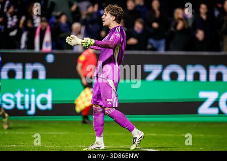 Zwolle, Niederlande. November 2025. ZWOLLE, NIEDERLANDE - 28. NOVEMBER: Torhüter Tom de Graaff von PEC Zwolle feiert den Sieg beim niederländischen Eredivisie-Spiel zwischen PEC Zwolle und SC Heerenveen im MAC3PARK Stadion am 28. November 2025 in Zwolle, Niederlande. (Foto: Broer van den Boom/Orange Pictures) Credit: Orange Pics BV/Alamy Live News Stockfoto