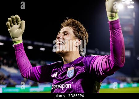 Zwolle, Niederlande. November 2025. ZWOLLE, NIEDERLANDE - 28. NOVEMBER: Torhüter Tom de Graaff von PEC Zwolle feiert den Sieg beim niederländischen Eredivisie-Spiel zwischen PEC Zwolle und SC Heerenveen im MAC3PARK Stadion am 28. November 2025 in Zwolle, Niederlande. (Foto: Broer van den Boom/Orange Pictures) Credit: Orange Pics BV/Alamy Live News Stockfoto