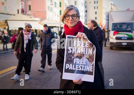 Genua, Italien. November 2025. Die Sonderberichterstatterin der Vereinten Nationen für die besetzten palästinensischen Gebiete Francesca Albanese nimmt an dem Generalstreik gegen das italienische Finanzgesetz Teil, das von der USB-union einberufen wurde. Quelle: M.Bariona/Alamy Live News Stockfoto