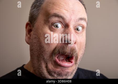 Nahaufnahme eines schockierten Mannes Stockfoto