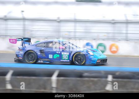 Manthey trat beim Porsche Curves 2025 bei den 24 Stunden in Le Mans in Porsche 911 GT3 R (992) von Antares Au, Klaus Bachler & Loek Hartog ein Stockfoto