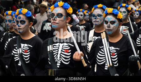 Trommler treten in einer Day of the Dead-Parade in Mexiko-Stadt auf Stockfoto