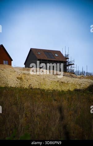 Neubausiedlung bei Capstone Oaks in Lordswood, Chatham, auf einem ländlichen, früher landwirtschaftlichen Hügel in Medway, Kent, England, November 2025 Stockfoto