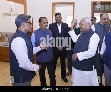 PATNA, INDIEN - 28. NOVEMBER: Bihar-Chef Nitish Kumar inspiziert das Büro des Chefministers am 28. November 2025 in Patna, Indien. Foto: Santosh Kumar/Hindustan Times Bihar-Ministerpräsident Nitish Kumar inspiziert das Sekretariat des Chefministers Stockfoto