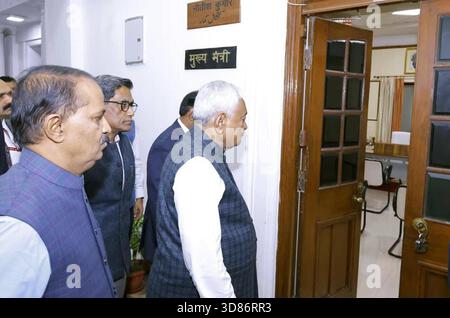 PATNA, INDIEN - 28. NOVEMBER: Bihar-Chef Nitish Kumar inspiziert das Büro des Chefministers am 28. November 2025 in Patna, Indien. Foto: Santosh Kumar/Hindustan Times Bihar-Ministerpräsident Nitish Kumar inspiziert das Sekretariat des Chefministers Stockfoto