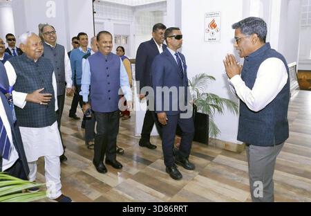 PATNA, INDIEN - 28. NOVEMBER: Bihar-Chef Nitish Kumar inspiziert das Büro des Chefministers am 28. November 2025 in Patna, Indien. Foto: Santosh Kumar/Hindustan Times Bihar-Ministerpräsident Nitish Kumar inspiziert das Sekretariat des Chefministers Stockfoto