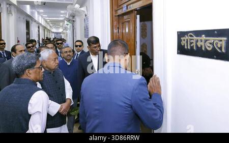 PATNA, INDIEN - 28. NOVEMBER: Bihar-Chef Nitish Kumar inspiziert das Büro des Chefministers am 28. November 2025 in Patna, Indien. Foto: Santosh Kumar/Hindustan Times Bihar-Ministerpräsident Nitish Kumar inspiziert das Sekretariat des Chefministers Stockfoto