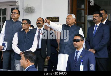 PATNA, INDIEN - 28. NOVEMBER: Bihar-Chef Nitish Kumar inspiziert das Büro des Chefministers am 28. November 2025 in Patna, Indien. Foto: Santosh Kumar/Hindustan Times Bihar-Ministerpräsident Nitish Kumar inspiziert das Sekretariat des Chefministers Stockfoto