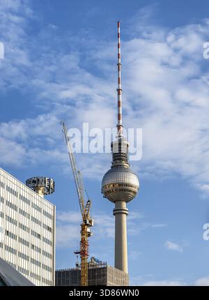 Blick auf den Fernsehturm von der Kleinen Alexanderstraße, neuer Bürokomplex am Alexanderplatz in Berlin Mitte Stockfoto