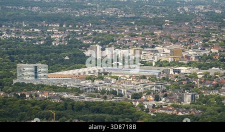 Skyline von Essen, Büropark in GRUGA, vom Baldeney See aus gesehen mit E.ON Campus, Essen, Ruhrgebiet, Nordrhein-Westfalen, Deutschland, DE, Europa, Aeria Stockfoto