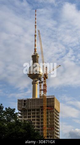 Blick auf den Fernsehturm von der Kleinen Alexanderstraße, neuer Bürokomplex am Alexanderplatz in Berlin Mitte Stockfoto