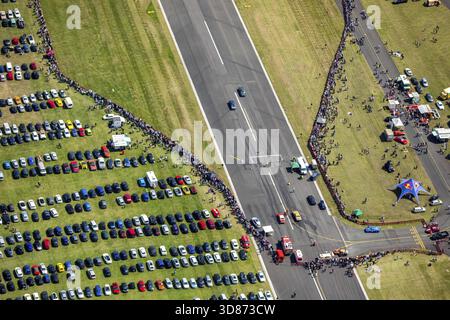 Bottrop, Rennen am Flughafen, Flugplatz Schwarze Heide, 1/4 Meilen Rennen, Ruhrgebiet, Nordrhein-Westfalen, Deutschland, Huenxe, DE, Europa, Vogelperspektive Stockfoto