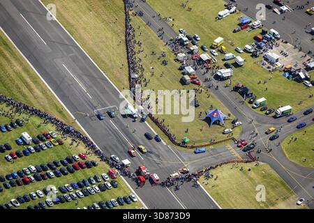 Bottrop, Rennen am Flughafen, Flugplatz Schwarze Heide, 1/4 Meilen Rennen, Ruhrgebiet, Nordrhein-Westfalen, Deutschland, Huenxe, DE, Europa, Vogelperspektive Stockfoto