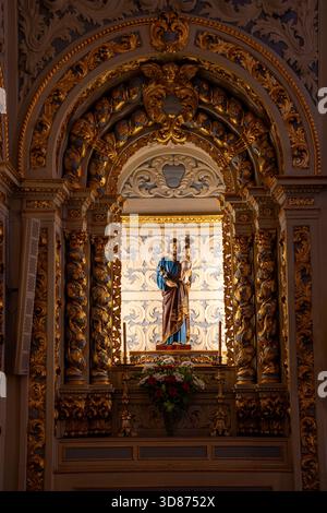 Statue des heiligen Josephs mit Jesus Christus auf seinem Schoß, sichtbar auf dem Altar der christlichen Kirche des heiligen Sebastian von Pedreira in Lissabon Stockfoto