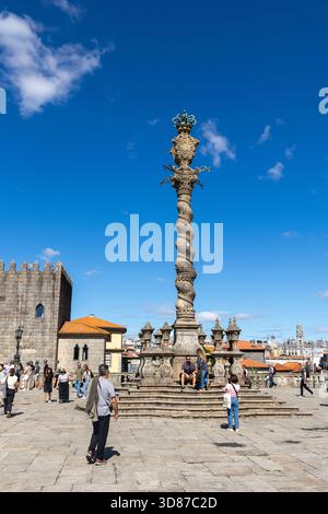 Porto, Portugal, romanisches Denkmal neben der Kathedrale von Porto, ein Steinpranger und Symbol der mittelalterlichen Gerechtigkeit Stockfoto
