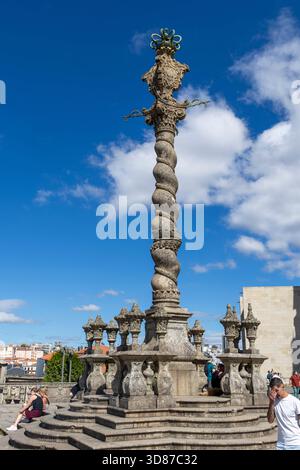 Porto, Portugal, romanisches Denkmal neben der Kathedrale von Porto, ein Steinpranger und Symbol der mittelalterlichen Gerechtigkeit Stockfoto