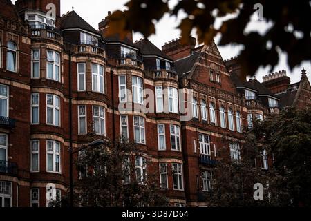 London, Großbritannien - 14. Oktober 2022 - redaktionelle Reisefotografie, die eine klassische Architektur aus roten Backsteinen im Zentrum Londons zeigt. Stockfoto