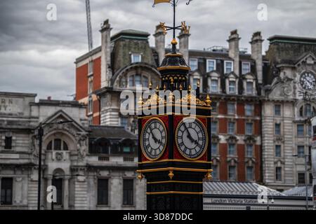 London, Großbritannien - 15. Oktober 2022 - Bild des „Little Ben“, ein Miniaturgusseiserner Uhrenturm in der Nähe der Victoria Station. Stockfoto