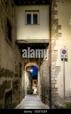 Historische Passage, leere Straße im Zentrum von Rieti bei Nacht Stockfoto