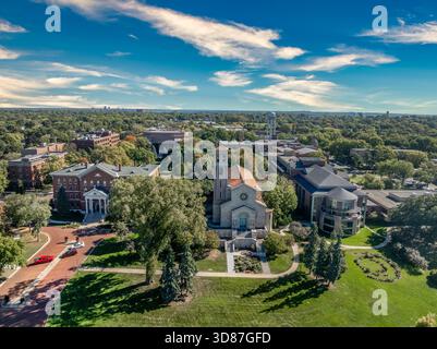 Aus der Vogelperspektive auf die Kapelle unserer Lieben Frau von Victory, Bibliothek, Coeur de Catherine, Dewdrop Teich an der St. Catherine University in Saint Paul, Minnesota Stockfoto