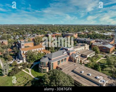 Aus der Vogelperspektive auf die Kapelle unserer Lieben Frau von Victory, Bibliothek, Coeur de Catherine, Dewdrop Teich an der St. Catherine University in Saint Paul, Minnesota Stockfoto