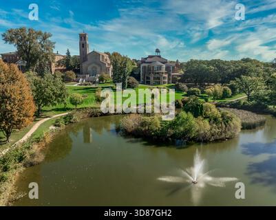 Aus der Vogelperspektive auf die Kapelle unserer Lieben Frau von Victory, Bibliothek, Coeur de Catherine, Dewdrop Teich an der St. Catherine University in Saint Paul, Minnesota Stockfoto