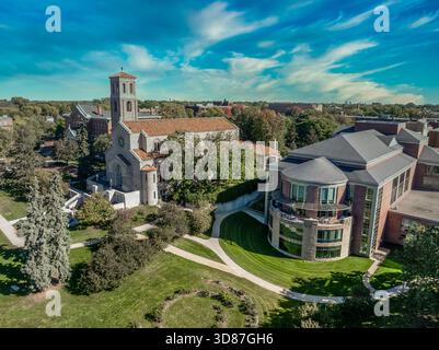 Aus der Vogelperspektive auf die Kapelle unserer Lieben Frau von Victory, Bibliothek, Coeur de Catherine, Dewdrop Teich an der St. Catherine University in Saint Paul, Minnesota Stockfoto
