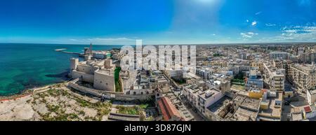 Panoramablick auf Trani, Küstenstadt mit Schloss in Apulien Italien Stockfoto