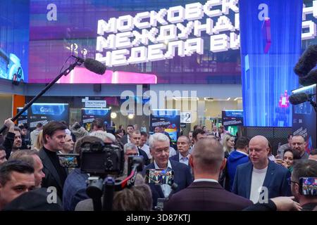 Moskau, Russland. November 2025. Moskauer Bürgermeister Sergej Sobyanin bei der Eröffnung eines neuen kreativen Clusters im Skolkovo Innovation Center, dem Moskauer Cluster für Videospiele und Animation. Die erste Veranstaltung des Clusters war die Moskauer Internationale Videospielwoche, die vom 27. November bis 30. November stattfindet. Quelle: SOPA Images Limited/Alamy Live News Stockfoto