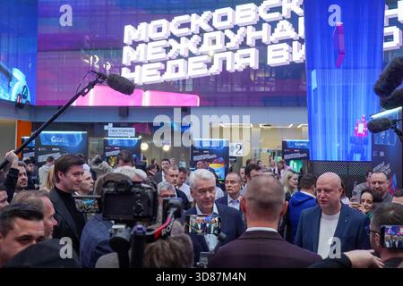 Moskau, Russland. November 2025. Moskauer Bürgermeister Sergej Sobyanin bei der Eröffnung eines neuen kreativen Clusters im Skolkovo Innovation Center, dem Moskauer Cluster für Videospiele und Animation. Die erste Veranstaltung des Clusters war die Moskauer Internationale Videospielwoche, die vom 27. November bis 30. November stattfindet. (Foto: Alexander Sayganov/SOPA Images/SIPA USA) Credit: SIPA USA/Alamy Live News Stockfoto
