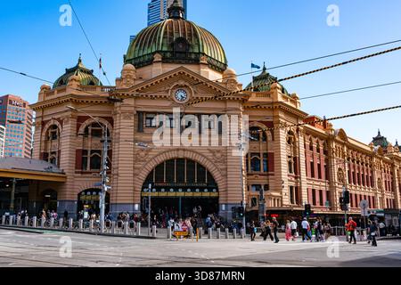 Melburne, Australien - 13. November 2025: Am Bahnhof Flinders Street in Melbourne, Australien, kam es zu Menschenmassen. Stockfoto