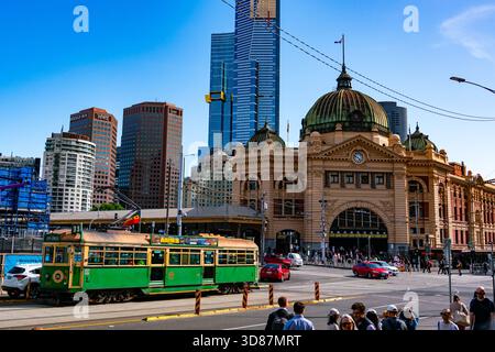 Melburne, Australien - 13. November 2025: Straßenbahnhaltestelle am Bahnhof Flinders Street im Business Center, Melbourne, Australien. Stockfoto
