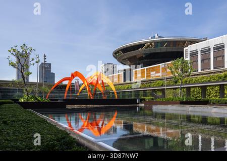 National Gallery Singapore Dach mit Blick auf die Skyline und Skulpturen im Garten bei Sonnenuntergang Stockfoto