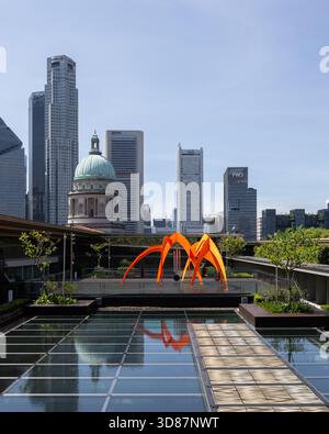 National Gallery Singapore Dach mit Blick auf die Skyline und Skulpturen im Garten bei Sonnenuntergang Stockfoto
