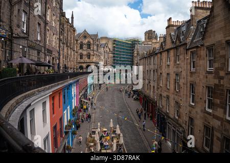 Blick auf die Victoria Street mit farbenfrohen Geschäften in Edinburgh, Schottland Stockfoto