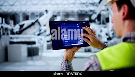 Fahrzeuginspektor Stellt Sicherheitsvorschriften Mit Tablet In Werkseinstellung Sicher. Stockfoto