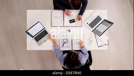Top-Mann Und Junge Frau, Die Buchhaltung Im Büro Erledigen Stockfoto
