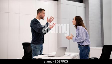 Die Arztpraxis: Frau untersucht Patient, Arzt, Stethoskop, Klinik, Patient, Termin, Diagnose Stockfoto