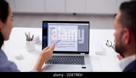 Erfahrener Online-Editor, Der Fehler Im Textmanuskript Für Buch Korrigiert. Stockfoto