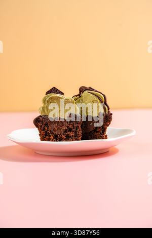 Ein Cupcake ist ein kleiner Kuchen mit einer Portion, der in einer kleinen, becherförmigen Form gebacken wird und oft mit Papier ausgekleidet ist. Er wird aus einem einfachen Kuchenteig hergestellt und wird häufig verwendet Stockfoto