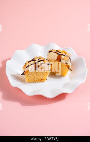 Ein Cupcake ist ein kleiner Kuchen mit einer Portion, der in einer kleinen, becherförmigen Form gebacken wird und oft mit Papier ausgekleidet ist. Er wird aus einem einfachen Kuchenteig hergestellt und wird häufig verwendet Stockfoto